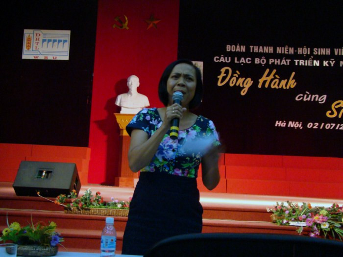 Chương trình còn có sự tư vấn tâm lí của TS Đặng Tùng Hoa - Trưởng Bộ môn Phát triển Kĩ năng. TS Tùng Hoa đã chia sẻ những bí quyết nho nhỏ mà rất hữu hiệu để khắc phục tâm lí lo lắng khi vào phòng thi đó là dành một vài phút để hít thở sâu, nghĩ tới những ước mơ tốt đẹp, nghĩ về gia đình từ đó sĩ tử sẽ bình tĩnh và tự tin hơn để làm bài thi. Chương trình còn có sự tư vấn tâm lí của TS Đặng Tùng Hoa - Trưởng Bộ môn Phát triển Kĩ năng. TS Tùng Hoa đã chia sẻ những bí quyết nho nhỏ mà rất hữu hiệu để khắc phục tâm lí lo lắng khi vào phòng thi đó là dành một vài phút để hít thở sâu, nghĩ tới những ước mơ tốt đẹp, nghĩ về gia đình từ đó sĩ tử sẽ bình tĩnh và tự tin hơn để làm bài thi.