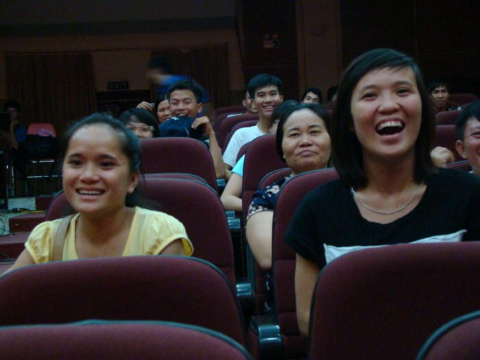 Các sĩ tử cười nghiêng ngả với vở kịch Các sĩ tử cười nghiêng ngả với vở kịch