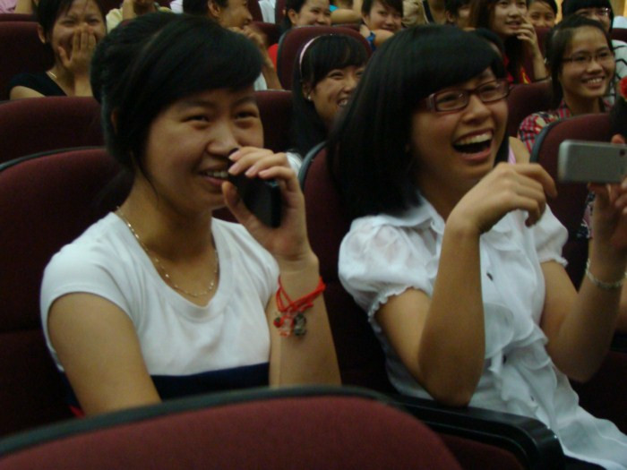 Buổi tư vấn này mang màu sắc rất đặc biệt của trường ĐH Thủy Lợi, chương trình không khô cứng mà rất sôi nổi và vui vẻ. Các sĩ tử liên tục đặt câu hỏi cho tổ tư vấn. Buổi tư vấn này mang màu sắc rất đặc biệt của trường ĐH Thủy Lợi, chương trình không khô cứng mà rất sôi nổi và vui vẻ. Các sĩ tử liên tục đặt câu hỏi cho tổ tư vấn.