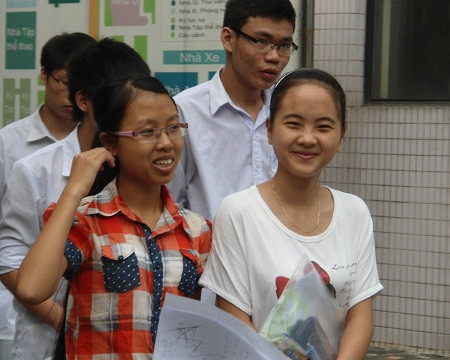 Thí sinh tươi cười khi kết thúc môn thi