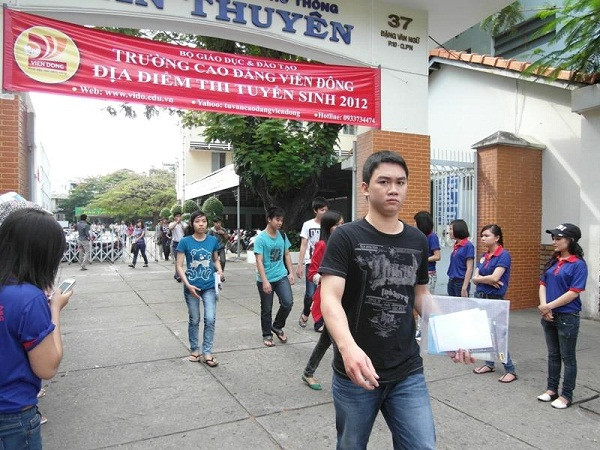 Thí sinh kết thúc phần thi môn Hoá, Tiếng Anh sáng nay. Ảnh chụp tại điểm thi của trường CĐ Viễn Đông nằm trên đường Đạng Văn Ngữ (Phú Nhuận). Ảnh: Dương Cầm Thí sinh kết thúc phần thi môn Hoá, Tiếng Anh sáng nay. Ảnh chụp tại điểm thi của trường CĐ Viễn Đông nằm trên đường Đạng Văn Ngữ (Phú Nhuận). Ảnh: Dương Cầm