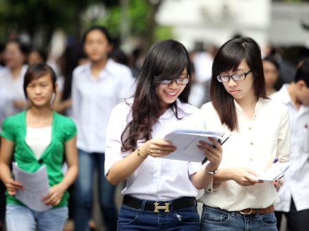 TS trao đổi bài sau giờ thi (ảnh minh họa) TS trao đổi bài sau giờ thi (ảnh minh họa)