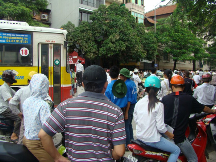 Mặc dù đã có rất đông lực lượng sinh viên tình nguyện và công an đứng dẹp đường nhưng tình trạng ùn ứ vẫn xảy ra tại cổng trường. Xem đáp án ĐH Khối A, môn Vật lí - Xem đáp án ĐH Khối A, môn Toán - Xem đáp án DH Khối A, môn Hóa