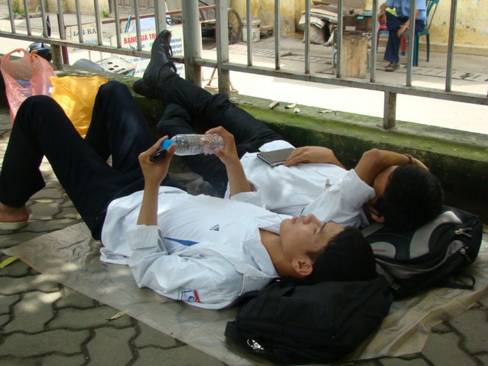 Hay trải áo mưa ngủ ngay trên vỉa hè. Xem đáp án ĐH Khối A, môn Vật lí - Xem đáp án ĐH Khối A, môn Toán - Xem đáp án DH Khối A, môn Hóa - Xem đáp án môn Ngoại ngữ Khối A1 Hay trải áo mưa ngủ ngay trên vỉa hè. Xem đáp án ĐH Khối A, môn Vật lí - Xem đáp án ĐH Khối A, môn Toán - Xem đáp án DH Khối A, môn Hóa - Xem đáp án môn Ngoại ngữ Khối A1