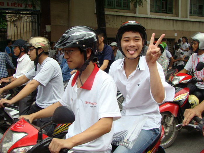 Mặc dù đường tắc, sĩ tử vẫn rất vui vẻ vì đã làm tốt bài thi môn Toán sáng nay, Xem đáp án ĐH Khối A, môn Vật lí - Xem đáp án ĐH Khối A, môn Toán - Xem đáp án DH Khối A, môn Hóa