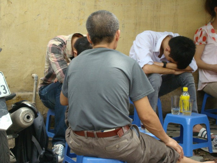 Có sĩ tử chọn cách vào quán nước râm mát, tranh thủ ngủ gục vài phút. Xem đáp án ĐH Khối A, môn Vật lí - Xem đáp án ĐH Khối A, môn Toán - Xem đáp án DH Khối A, môn Hóa - Xem đáp án môn Ngoại ngữ Khối A1 Có sĩ tử chọn cách vào quán nước râm mát, tranh thủ ngủ gục vài phút. Xem đáp án ĐH Khối A, môn Vật lí - Xem đáp án ĐH Khối A, môn Toán - Xem đáp án DH Khối A, môn Hóa - Xem đáp án môn Ngoại ngữ Khối A1