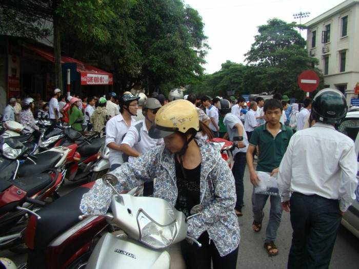 Đúng lúc hết giờ thi, Đường Lê Thanh Nghị gần như bị kẹt cứng. Xem đáp án ĐH Khối A, môn Vật lí - Xem đáp án ĐH Khối A, môn Toán - Xem đáp án DH Khối A, môn Hóa