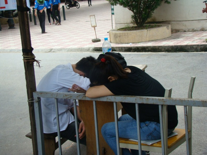 Thời gian nghỉ trưa quá ngắn khiến cho nhiều sĩ tử không thể về nhà, hoặc phòng trọ để nghỉ trưa nên đành phải ngủ ngay tại điểm thi. Xem đáp án ĐH Khối A, môn Vật lí - Xem đáp án ĐH Khối A, môn Toán - Xem đáp án DH Khối A, môn Hóa - Xem đáp án môn Ngoại ngữ Khối A1 Thời gian nghỉ trưa quá ngắn khiến cho nhiều sĩ tử không thể về nhà, hoặc phòng trọ để nghỉ trưa nên đành phải ngủ ngay tại điểm thi. Xem đáp án ĐH Khối A, môn Vật lí - Xem đáp án ĐH Khối A, môn Toán - Xem đáp án DH Khối A, môn Hóa - Xem đáp án môn Ngoại ngữ Khối A1