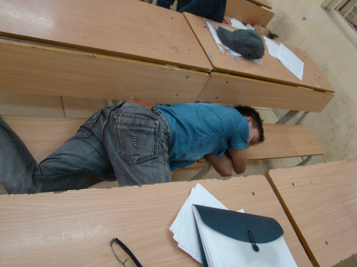 Tại ĐH Xây dựng rất nhiều thí sinh ngủ lại ngay trong phòng thi vừa râm vừa có quạt mát lại vừa không sợ ngủ quên. Xem đáp án ĐH Khối A, môn Vật lí - Xem đáp án ĐH Khối A, môn Toán - Xem đáp án DH Khối A, môn Hóa - Xem đáp án môn Ngoại ngữ Khối A1 Tại ĐH Xây dựng rất nhiều thí sinh ngủ lại ngay trong phòng thi vừa râm vừa có quạt mát lại vừa không sợ ngủ quên. Xem đáp án ĐH Khối A, môn Vật lí - Xem đáp án ĐH Khối A, môn Toán - Xem đáp án DH Khối A, môn Hóa - Xem đáp án môn Ngoại ngữ Khối A1