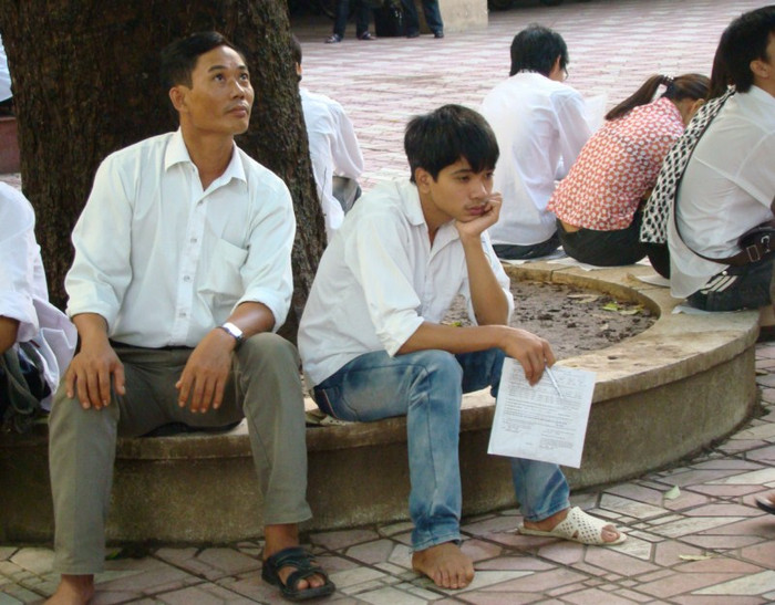 Phụ huynh cùng sĩ tử hồi hộp chờ đến giờ thi (Ảnh Bích Thảo)