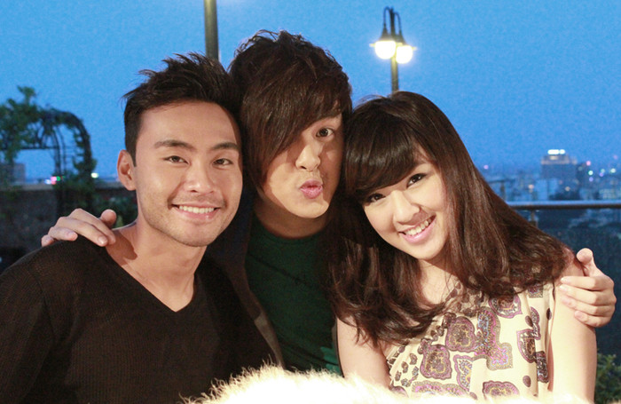 Em gái Wanbi xinh lung linh bên cạnh 2 chàng hotboy Em gái Wanbi xinh lung linh bên cạnh 2 chàng hotboy