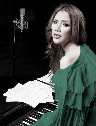 Thời gian gần đây, Hồ Quỳnh Hương gần như lui về ở ẩn hoàn toàn. Cô không có nhiều hoạt động rầm rộ trong showbiz Việt như thời gian trước. Chính bởi vậy, người hâm mộ càng kỳ vọng ở lần tái xuất của cô với vai trò cố vấn cho đội của Hồ Ngọc Hà tại cuộc thi The Voice.