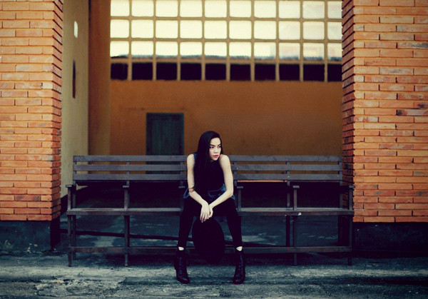 Sau những liveshow và live concert sôi động, hoành tráng, Hồ Ngọc Hà cho biết cô muốn trở lại với phong cách âm nhạc sâu lắng và khắc khoải khi thể hiện những bản tình ca. Sau những liveshow và live concert sôi động, hoành tráng, Hồ Ngọc Hà cho biết cô muốn trở lại với phong cách âm nhạc sâu lắng và khắc khoải khi thể hiện những bản tình ca.