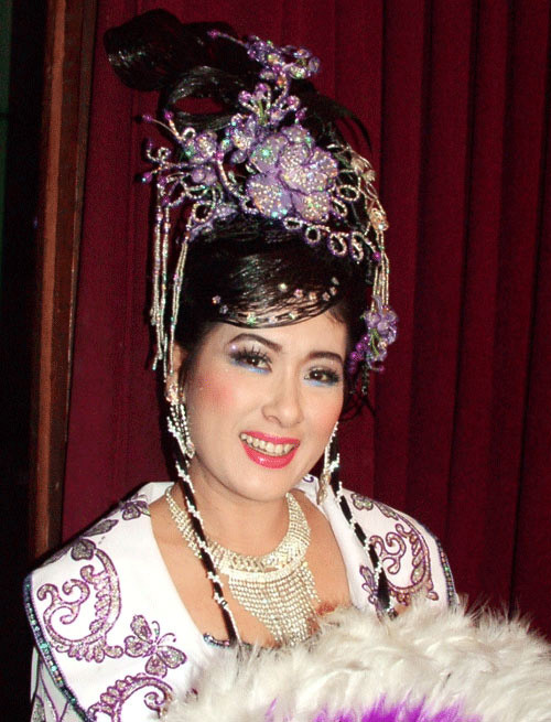 NS Thanh Thủy trong vai Điêu Thuyền trên sân khấu cải lương. NS Thanh Thủy trong vai Điêu Thuyền trên sân khấu cải lương.