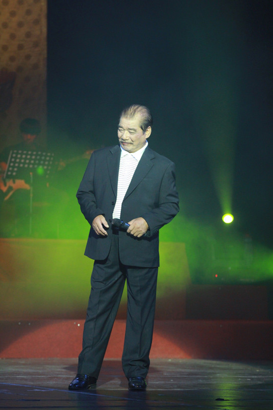 NSND Trần Hiếu hát lại ca khúc do chính em trai sáng tác là Vết chân tròn trên cát sau khi thể hiện bài Gửi người em gái miền Nam.