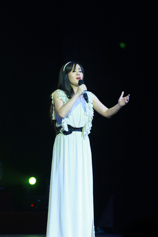 Có lẽ bởi đang ngập tràn trong niềm hạnh phúc được làm mẹ nên khi thể hiện những ca khúc như Mẹ yêu con, Huyền thoại mẹ, Hồng Nhung trở nên da diết và ngọt ngào hơn hẳn bình thường.