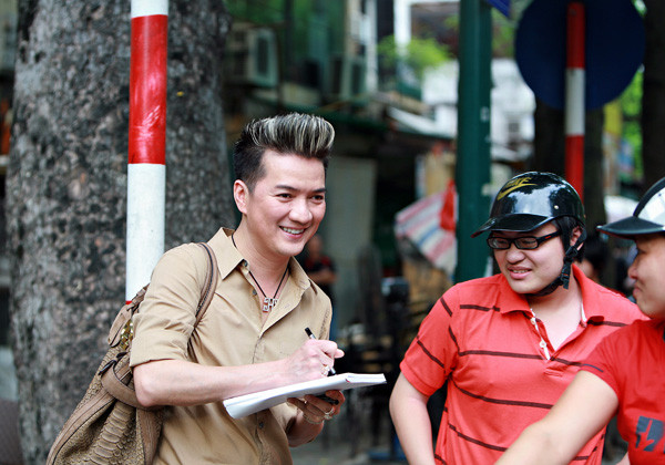 Nhiều người xin chụp ảnh cùng và xin chữ ký của nam ca sĩ, khiến anh luôn miệng cười rạng rỡ.