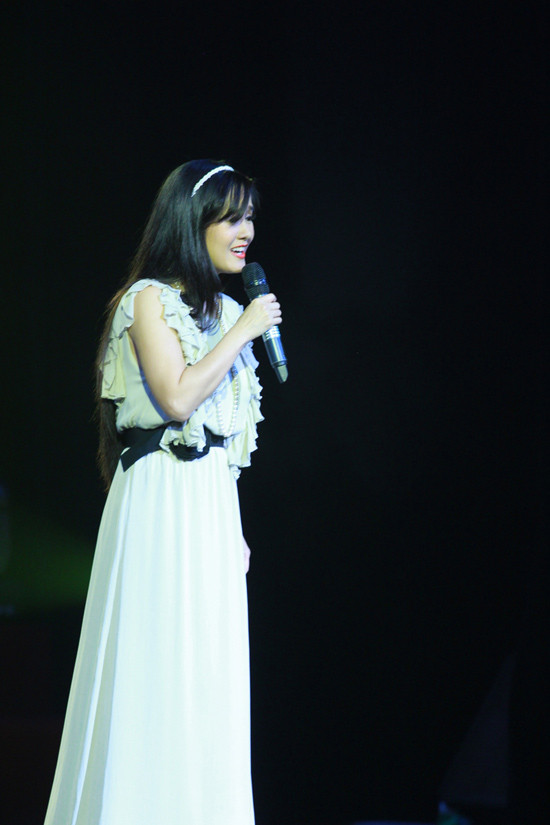 Hồng Nhung đẹp mặn mà