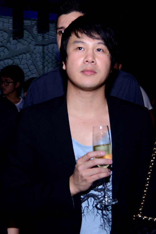 Thanh Bùi lặng lẽ theo dõi tiết mục của Thảo Trang.