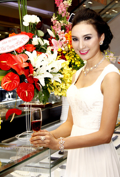 Cô tự tin khoe vẻ quý phái trước ống kính Cô tự tin khoe vẻ quý phái trước ống kính