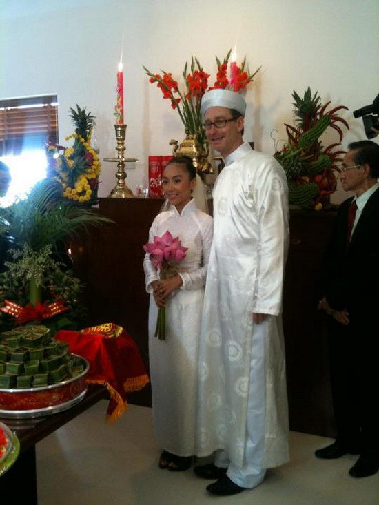 Cả hai ra ra mắt tổ tiên. Cả hai ra ra mắt tổ tiên.