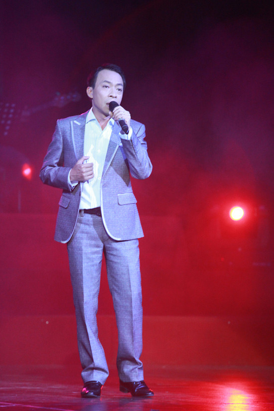 NSUT Việt Hoàn lại đem tới cho khán giả những tình khúc như Nhớ Hà Nội, Bài ca bên cánh võng...