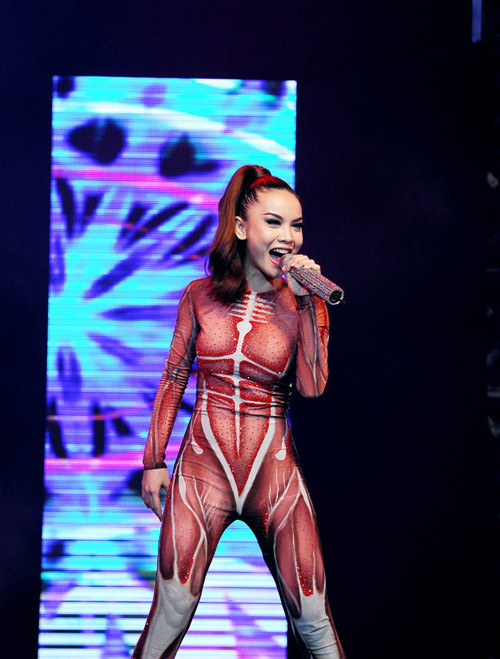 Cô xuất hiện trong bộ trang phục mô phỏng cấu tạo cơ thể người khiến nhiều người liên tưởng tới cô ca sỹ lập dị Lady Gaga