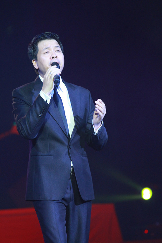 Đăng Dương thể hiện những ca khúc nằm lòng đối với nhiều người dân Việt như Người mẹ của tôi và Chiếc gậy Trường Sơn.