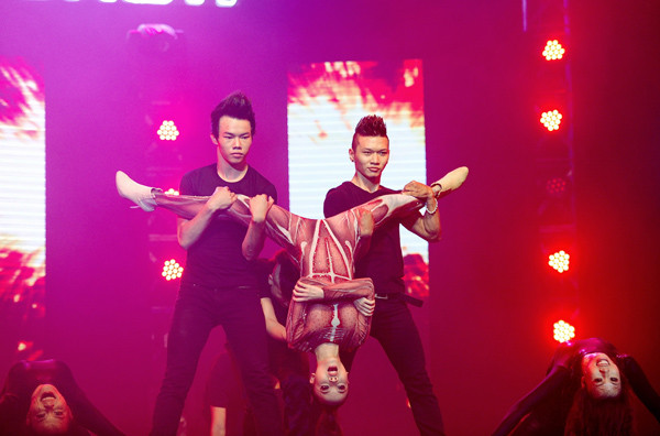 Cuối tiết mục, cô bất ngờ lộn ngược người ra phía sau. Màn biểu diễn khiến khán giả thót tim vì lo cô...ngã