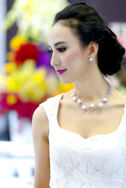 Cận cảnh bộ trang sức tiền tỷ của Ngọc Diễm. Cô còn giải thích thêm, đây là loại ngọc trai có màu tự nhiên, thuộc loại đắt nhất thế giới do một thương hiệu trang sức hàng đầu tại Mỹ sản xuất. Cận cảnh bộ trang sức tiền tỷ của Ngọc Diễm. Cô còn giải thích thêm, đây là loại ngọc trai có màu tự nhiên, thuộc loại đắt nhất thế giới do một thương hiệu trang sức hàng đầu tại Mỹ sản xuất.