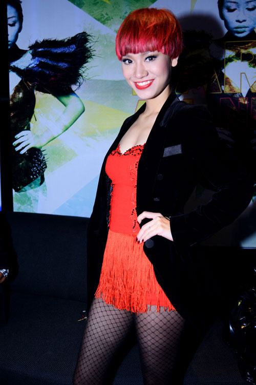 Trà My là khách mời đặc biệt của buổi ra mắt ca khúc mới của Thảo Trang. Kể từ sau cuộc thi Việt Nam Idol 2007, cả hai trở thành bạn thân của nhau. Trà My nổi bật với váy đỏ, tóc đỏ và môi đỏ