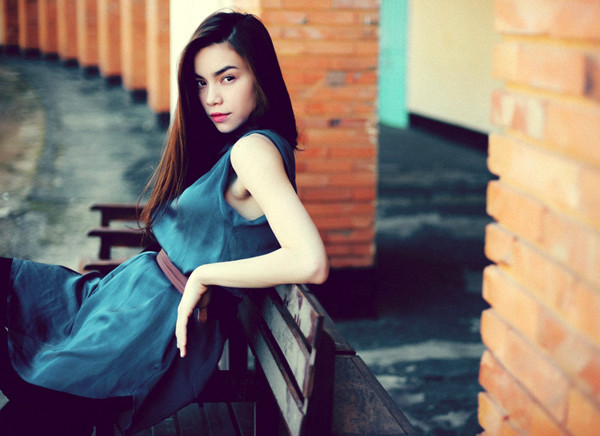 Khác hẳn hình ảnh nóng bỏng, cuồng nhiệt khi đứng trên sân khấu, ngoài đời Hà Hồ có phong thái nhẹ nhàng, điềm tĩnh. Khác hẳn hình ảnh nóng bỏng, cuồng nhiệt khi đứng trên sân khấu, ngoài đời Hà Hồ có phong thái nhẹ nhàng, điềm tĩnh.