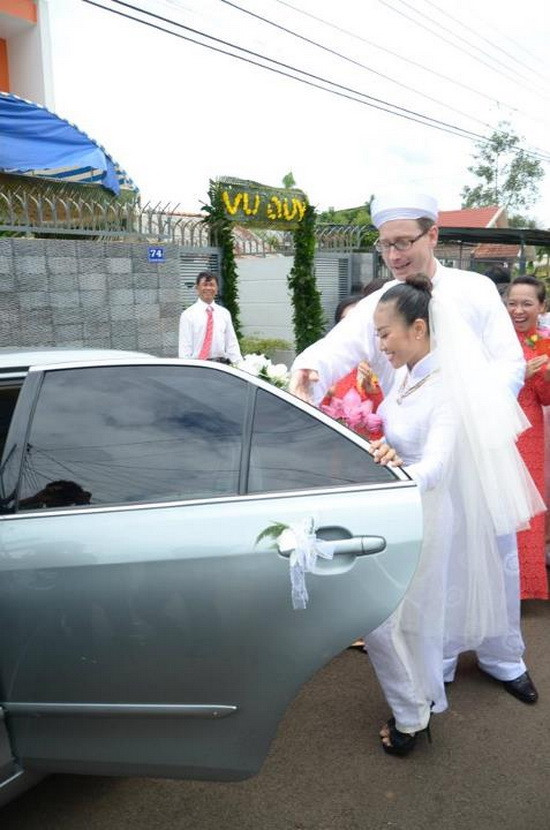 Sau khi ra mắt 2 họ, cặp đôi lên xe về Sài Gòn chuẩn bị tiệc cưới vào tối mai 30/7. Sau khi ra mắt 2 họ, cặp đôi lên xe về Sài Gòn chuẩn bị tiệc cưới vào tối mai 30/7.