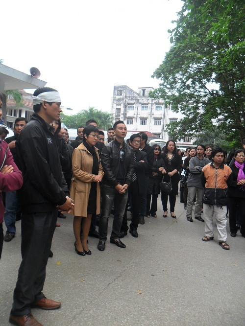 Mặc dù xe đưa linh cữu nghệ sĩ Văn Hiệp đã lăn bánh ra khỏi khuôn viên nhà tang lễ, song mọi người vẫn bùi ngùi ngóng theo.