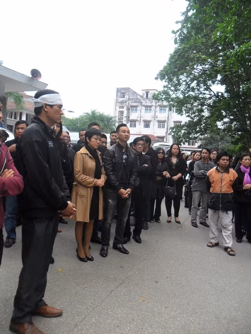 Mặc dù xe đưa linh cữu nghệ sĩ Văn Hiệp đã lăn bánh ra khỏi khuôn viên nhà tang lễ, song mọi người vẫn bùi ngùi ngóng theo.