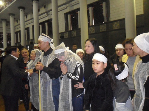 Tang quyến của nghệ sĩ Văn Hiệp cúi đầu cảm tạ khách tới chia buồn.