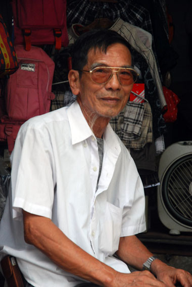 NS Trần Hạnh tại gian hàng của cô con dâu. Ảnh: St NS Trần Hạnh tại gian hàng của cô con dâu. Ảnh: St