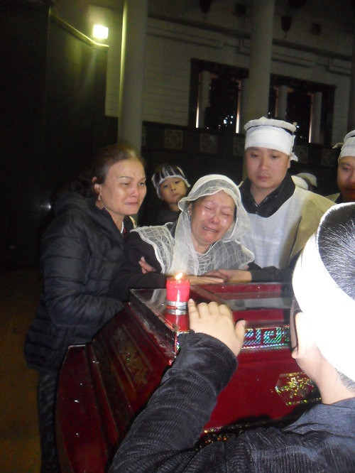 Vợ nghệ sĩ Văn Hiệp trong giây phút cuối cùng tiễn biệt ông.