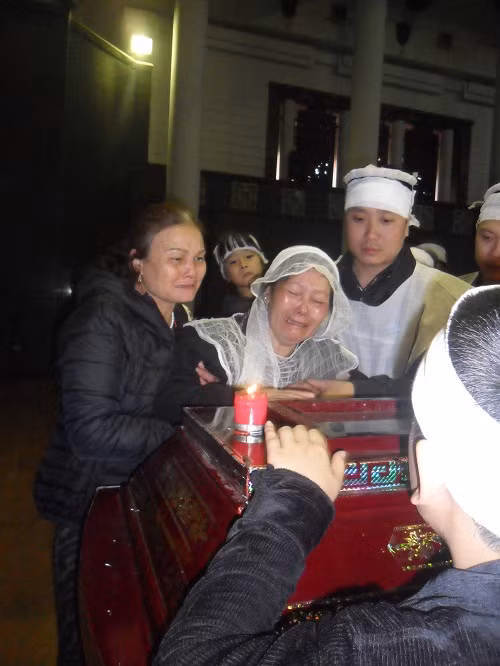 Vợ nghệ sĩ Văn Hiệp trong giây phút cuối cùng tiễn biệt ông.