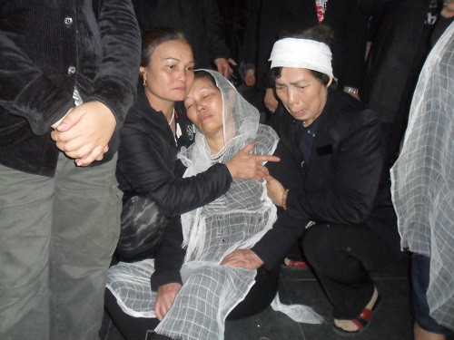 Trong phút mặc niệm chồng mình, vợ nghệ sĩ Văn Hiệp không nén được xúc động đã ngất lịm trong vòng tay những người thân.