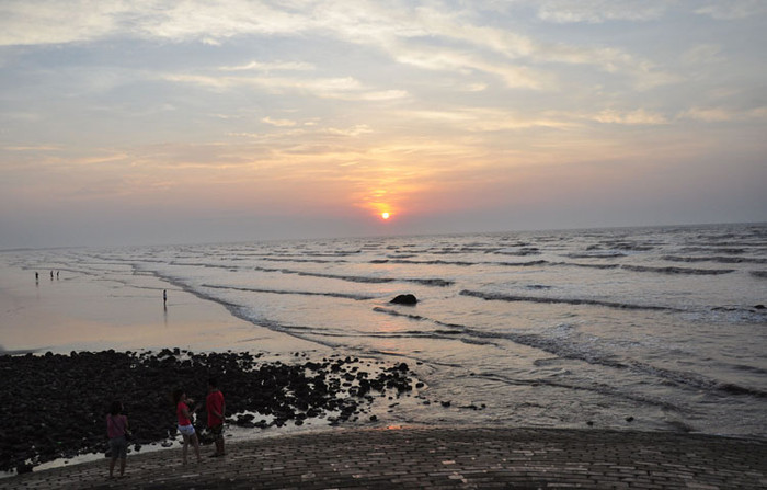 Nhiều bạn trẻ thích ngắm nhìn cảnh bình minh thơ mộng trên biển.