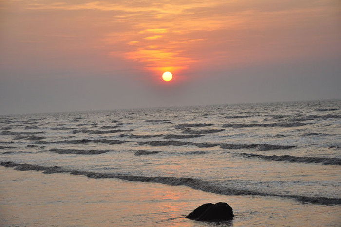 Bình minh rực rỡ với sắc vàng báo hiệu một ngày mới lại đến