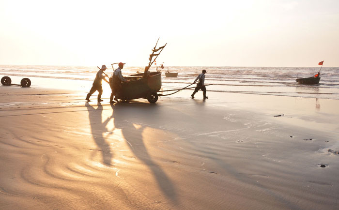 Cảnh ra khơi trong ánh vàng rực của hoàng hôn