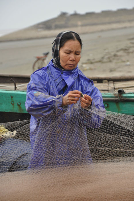 Công việc của ngư dân còn gặp nhiều khó khăn, thời tiết bất thường ảnh hưởng tới công việc đánh bắt và thường trực sự nguy hiểm cho ngư dân.