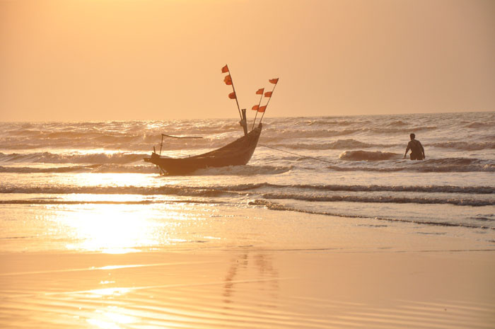 Người ngư dân thường dựa vào thời tiết, thủy chiều và kinh nghiệm về nghề để ra khơi