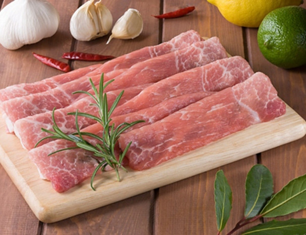 Song, bạn nên chọn protein ít béo như các loại cá, gia cầm và thịt nạc... nhằm tránh nạp quá nhiều chất béo và calo.