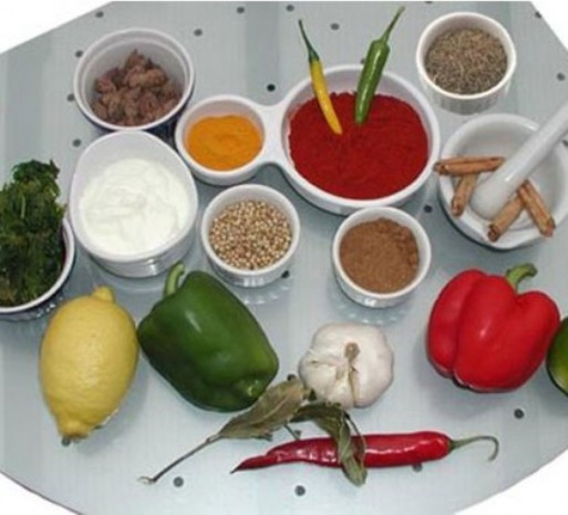 Ngoài ra có thể thêm một số gia vị cay vào món canh nhưng không nên cho quá nhiều. Đồ gia vị cay như gừng, hành tây, ớt, hạt tiêu, tỏi và cà ri, có thể thúc đẩy tuần hoàn máu và sinh nhiệt. Ngoài ra, những nguyên liệu này có thể giúp ngăn ngừa và điều trị các bệnh thường gặp ở mùa đông như cảm lạnh, cúm. Thông thường người ta thường cho thêm các gia vị truyền thống như hành, tỏi, tiêu vào món canh, sau khi bay hơi sẽ giúp thông mũi, giảm nghẹt mũi.