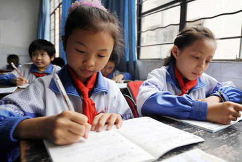 Cha mẹ và thầy cô đừng bắt con phải học quá nhiều mà đánh mất tuổi thơ của trẻ Cha mẹ và thầy cô đừng bắt con phải học quá nhiều mà đánh mất tuổi thơ của trẻ