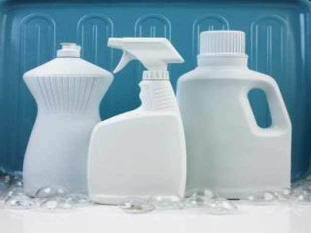 2. Chất tẩy rửa: Trong cuộc sống hàng ngày, nhiều gia đình sử dụng chất tẩy để làm sạch nhà hoặc giặt quần áo. Nhưng thực tế nó rất nguy hiểm. Hầu hết các chất tẩy rửa trên thị trường có chứa sodium hypochlorite, nó có tính chất ăn mòn da rất mạnh. Khi sử dụng chất tẩy rửa, nó sẽ tạo ra khí độc cùng một lúc, nó gây tổn thương phổi vì hít phải khí độc. Vì vậy, nên để trẻ tránh xa các loại chất tẩy rửa. Nếu cha mẹ cần phải rửa quần áo của em bé, chúng ta nên sử dụng chanh. 2. Chất tẩy rửa: Trong cuộc sống hàng ngày, nhiều gia đình sử dụng chất tẩy để làm sạch nhà hoặc giặt quần áo. Nhưng thực tế nó rất nguy hiểm. Hầu hết các chất tẩy rửa trên thị trường có chứa sodium hypochlorite, nó có tính chất ăn mòn da rất mạnh. Khi sử dụng chất tẩy rửa, nó sẽ tạo ra khí độc cùng một lúc, nó gây tổn thương phổi vì hít phải khí độc. Vì vậy, nên để trẻ tránh xa các loại chất tẩy rửa. Nếu cha mẹ cần phải rửa quần áo của em bé, chúng ta nên sử dụng chanh.