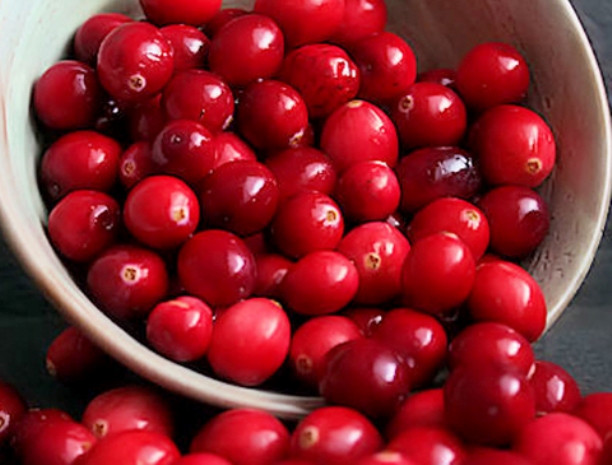 7. Nam việt quất: Chất proanthocyanidins (PACs) có trong nam việt quất có thể thúc đẩy qúa trình tiêu hóa và ức chế sự bám dính của vi khuẩn H. Pylori ở thành dạ dày, do đó nó có thể ngăn vi khuẩn H. Pylori gây viêm loét và ung thư dạ dày. Nhiều bằng chứng cho thấy các chất polyphenols, anthocyanins và axit ellagic có trong quả nam việt quất có thể làm giảm viêm, đặc biệt là viêm đường tiết niệu. 7. Nam việt quất: Chất proanthocyanidins (PACs) có trong nam việt quất có thể thúc đẩy qúa trình tiêu hóa và ức chế sự bám dính của vi khuẩn H. Pylori ở thành dạ dày, do đó nó có thể ngăn vi khuẩn H. Pylori gây viêm loét và ung thư dạ dày. Nhiều bằng chứng cho thấy các chất polyphenols, anthocyanins và axit ellagic có trong quả nam việt quất có thể làm giảm viêm, đặc biệt là viêm đường tiết niệu.